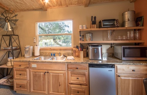 Ingram Cabin | YOUR HILL COUNTRY GETAWAY ON JOHNSON CREEK! EFFICIENCY CABIN