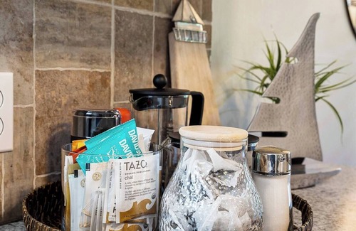 Mission House | Your Home Away From Home-AC-Self Checkin-Parkingn