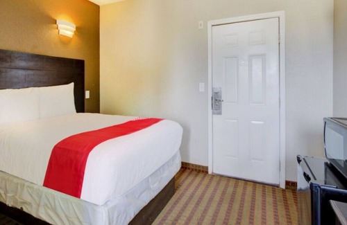 Dilley House | Your Home Away From Home! Near Dilley City Park! Free Breakfast with Parking!