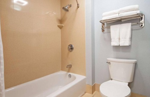Blaine House | Your Home Away From Home! 4 Classy Units, Indoor Pool, Free Parking, Restaurant