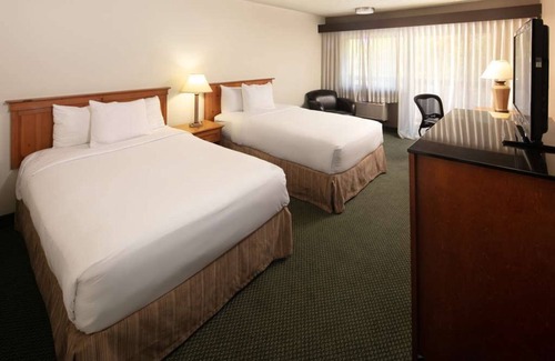 West Bellevue Hotel | Your Home in Bellevue! 2 Comfortable Units! Comes with FREE Breakfast!