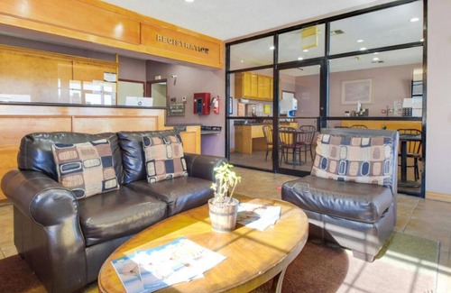 Ingleside House | Your Ingleside Getaway! Free Breakfast, Swimming Pool, Free Parking!
