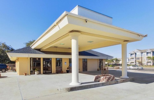 Ingleside House | Your Ingleside Getaway! Free Breakfast, Swimming Pool, Free Parking!