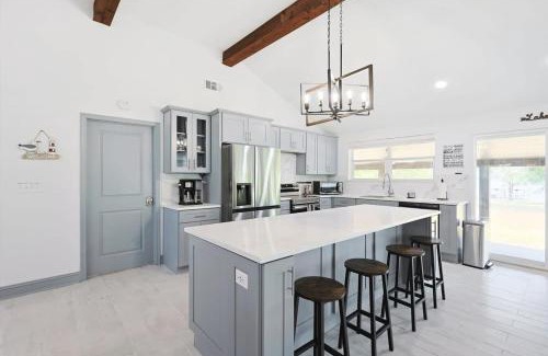 Quinlan House | Your Lakeside Destination - 3 Bedrooms Lake Access