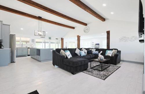 Quinlan House | Your Lakeside Destination - 3 Bedrooms Lake Access