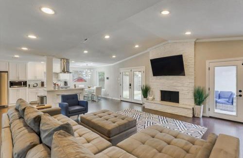 Dallas House | Your Modern and Bright Home w Private Pool