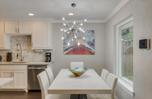 Dallas House | Your Modern and Bright Home w Private Pool