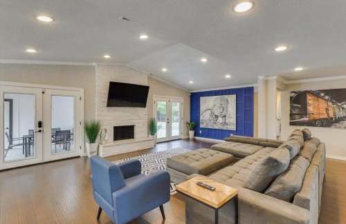 Dallas House | Your Modern and Bright Home w Private Pool