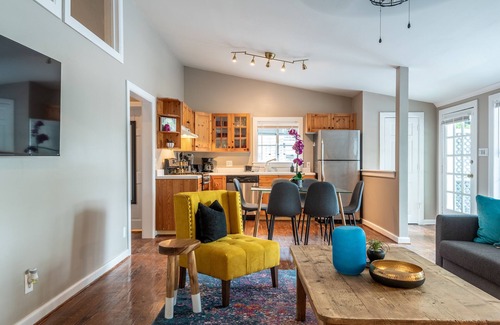 Neartown House | Your Montrose Gem! Sleeps 43/17BR/7.5BA/10PA