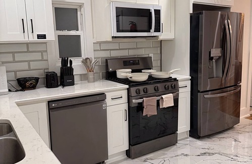 Orange House | Your Oasis in the City w/Jacuzzi , Parking, self check in and WiFi