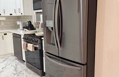 Orange House | Your Oasis in the City w/Jacuzzi , Parking, self check in and WiFi
