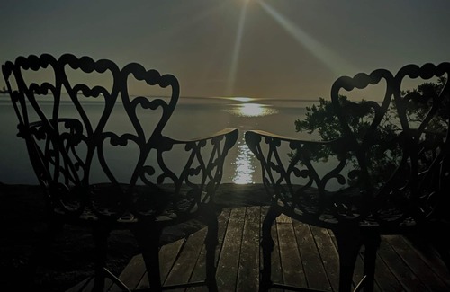 Guilford House | Your own Thimble Islands private cottage! (accessible by car via Old Quarry)