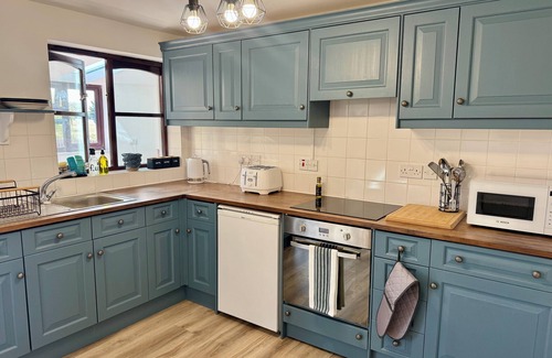 Bedford Cottage | Your peaceful home away from home - Harry's Lakeside hideout.