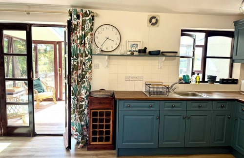 Bedford Cottage | Your peaceful home away from home - Harry's Lakeside hideout.