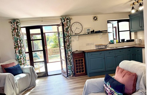 Bedford Cottage | Your peaceful home away from home - Harry's Lakeside hideout.