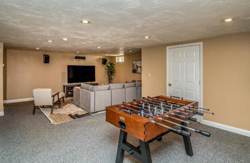 North Conway House | Your Perfect Blend of Views, Hot Tub, and Fun! home