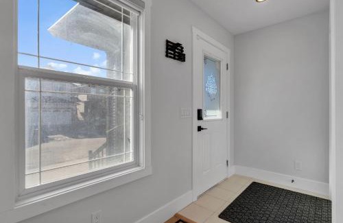 Calgary House | Your Pleasant stay in 3 bedroom House in Saddle-Ridge