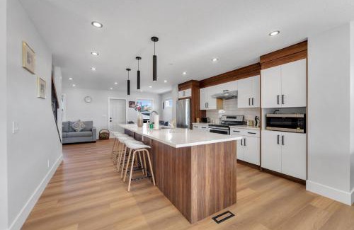 Calgary House | Your Pleasant stay in 3 bedroom House in Saddle-Ridge