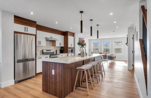 Calgary House | Your Pleasant stay in 3 bedroom House in Saddle-Ridge