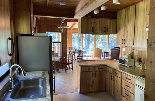 Merlin House | Your Private Oasis on the Rogue River