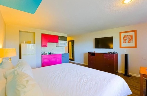 Seaside Hotel | Your Scenic Seaside Haven! Kitchenette, Pet-friendly Property, Free Parking!