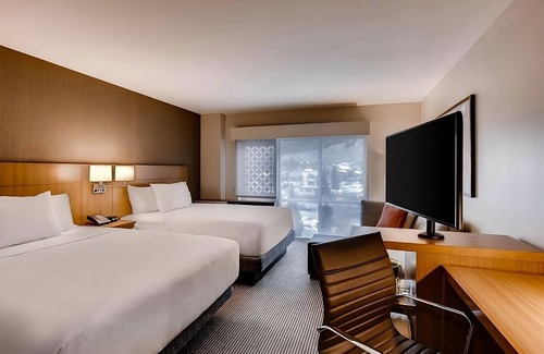 Mountain House Hotel | Your Ski Paradise with Morning Delight! Free Breakfast, Jacuzzi, Pets Allowed!