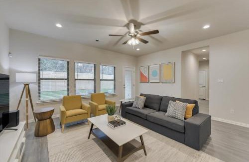 Cedar Crest House | Your Vibrant Dallas Getaway Home