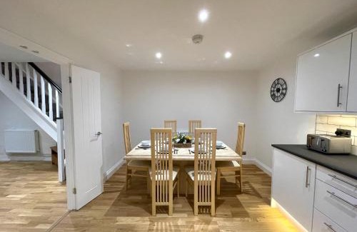 Pontypridd House | Yr Hen Bopty (The Old Bakery)