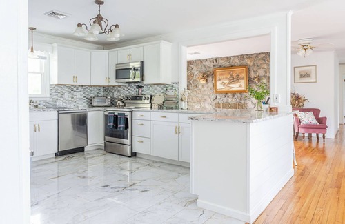 Gardiner House | Yuzu-stunning mountain views family home with a hot tub and a camper, sleeps 15