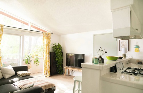 Thousand Oaks Apartment | Zen Bungalow w/King Bed, Parking, Pool, Balcony