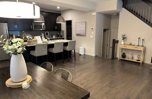 Crescent Heights House | Zen Den: Inner City 4-plex close to DT