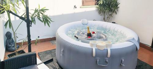 Casale Monferrato Apartment | Zen Jacuzzi Retreat mit Terrasse Garage und 24 7 Check in Netflix und Disney Plus