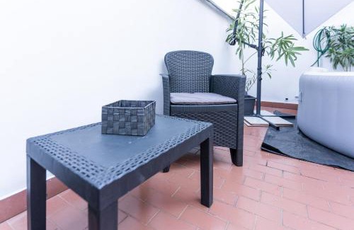 Casale Monferrato Apartment | Zen Jacuzzi Retreat mit Terrasse Garage und 24 7 Check in Netflix und Disney Plus