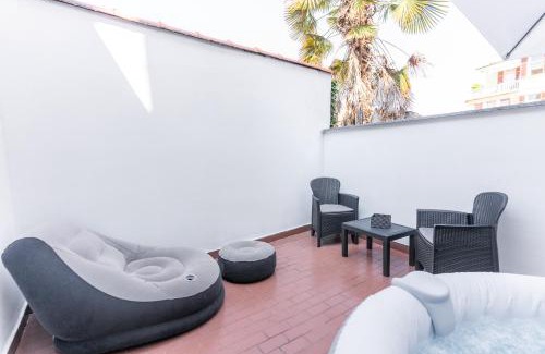 Casale Monferrato Apartment | Zen Jacuzzi Retreat mit Terrasse Garage und 24 7 Check in Netflix und Disney Plus