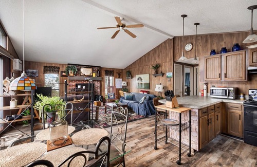 The Woods Ski Chalet | Zen Vibe w Fireplace, Grill, Deck & Screened Porch