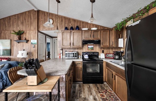 The Woods Ski Chalet | Zen Vibe w Fireplace, Grill, Deck & Screened Porch