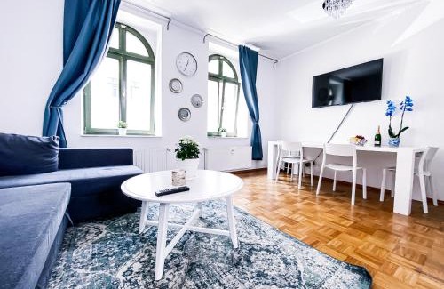 Zentrum-West Apartment | Zentraler Altbau am Clara-Zetkin-Park, RB-Arena um die Ecke, Netflix inklusive