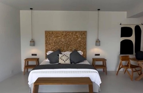Nikiana House | Zephyrus Suite - Cavalier Suites