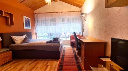 Rotensol House | Zi22 Doppelzimmer Schönblick mit großzügiger Fensterfront