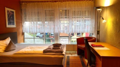 Rotensol House | Zi22 Doppelzimmer Schönblick mit großzügiger Fensterfront