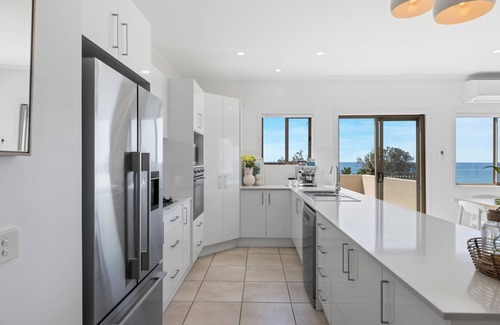 Woolgoolga House | Ziggy’s Beach House- Ocean Views, Sauna, Jacuzzi, Pet-friendly!