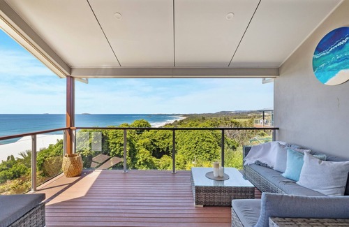 Woolgoolga House | Ziggy’s Beach House- Ocean Views, Sauna, Jacuzzi, Pet-friendly!