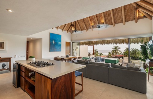 Ixtapa Villa | Zihuatanejo's Hidden Gem – 4BR Beach Penthouse