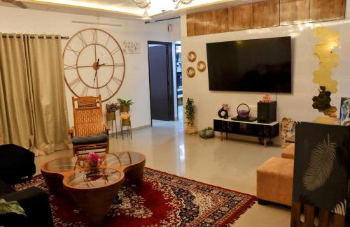 Kharghar Apartment | Zoey's Hill View Suite - 120" 4K Projection Cinema, Jacuzzi, Party Up