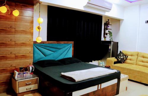 Kharghar Apartment | Zoey's Hill View Suite - 120" 4K Projection Cinema, Jacuzzi, Party Up