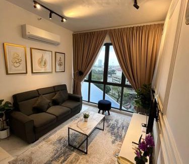 Bandar Kota Bharu Apartment | Zulanie Suite Troika Residence, SPACIOUS AND COZY WITH POOL, Free Wifi & Netflix in Golden Triangle of Kota Bharu