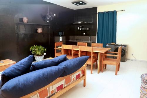 à 80 metres de la plage appartement avec entrée indépendante de 1 salon 1 chambre 2 salles de bain