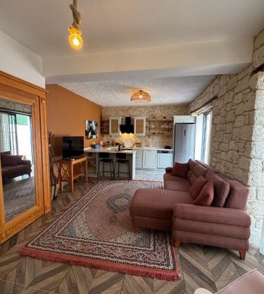 Çeşme'de Villa konforunda alaçatı taş ev tasarımlı sıfır eşyalı