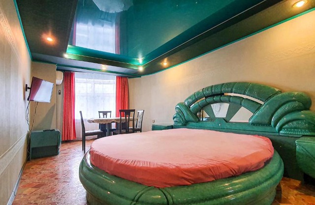 Большая квартира с изолированными комнатами в центре города