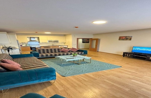 شقة صمن مجمع راقي وهادئ وآمن ، توفر لكم هذه الشقة جميع وسائل الراحة